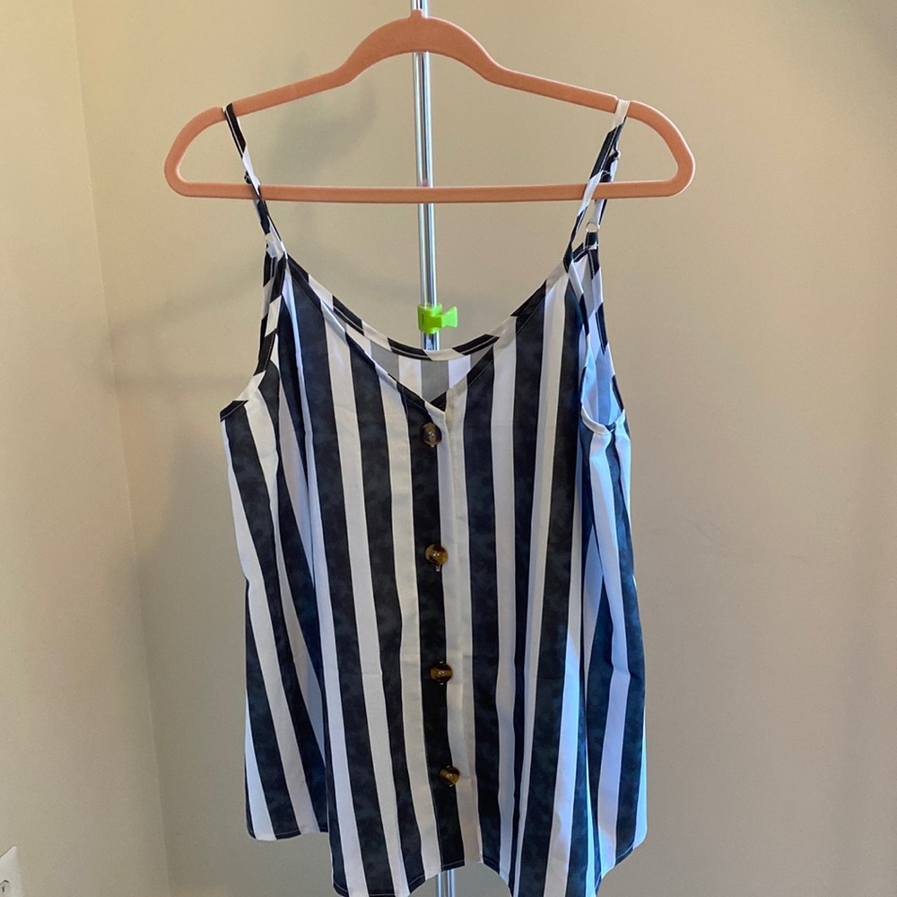 Womens sleeveless top size Large